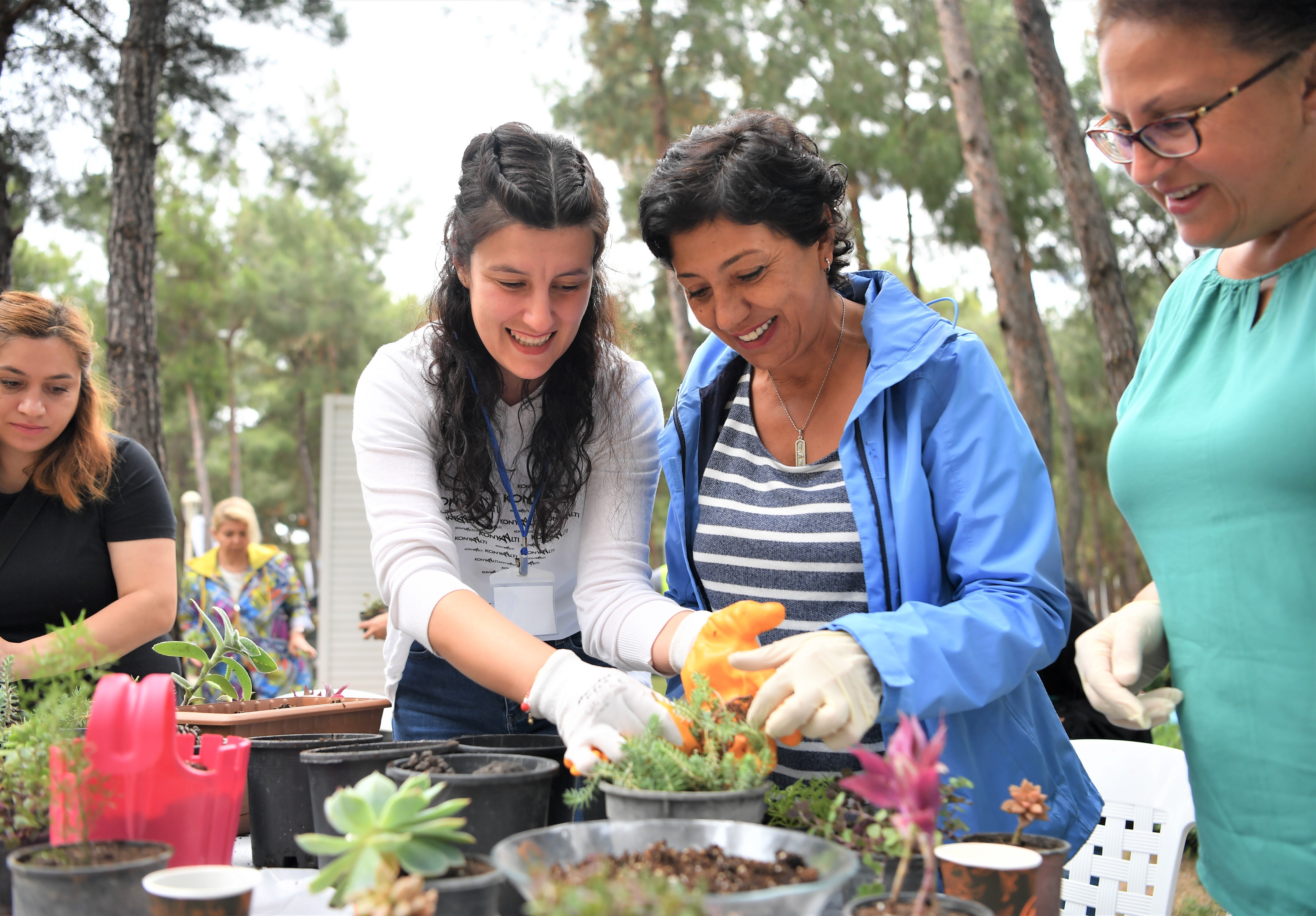 Konyaaltı Belediyesi Anneler Günü'nde Teraryum Atölyesi düzenledi