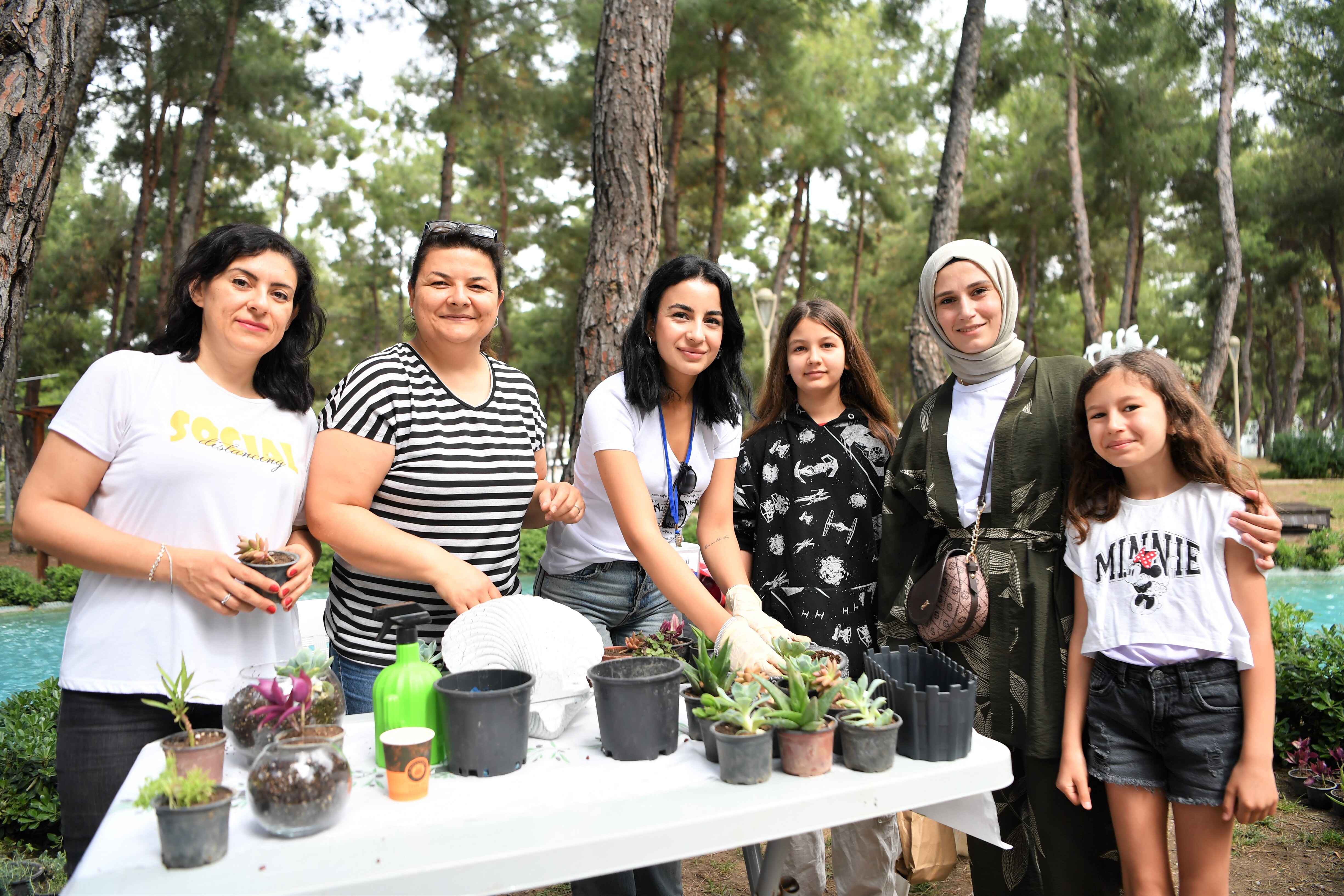 Konyaaltı Belediyesi Anneler Günü'nde Teraryum Atölyesi düzenledi