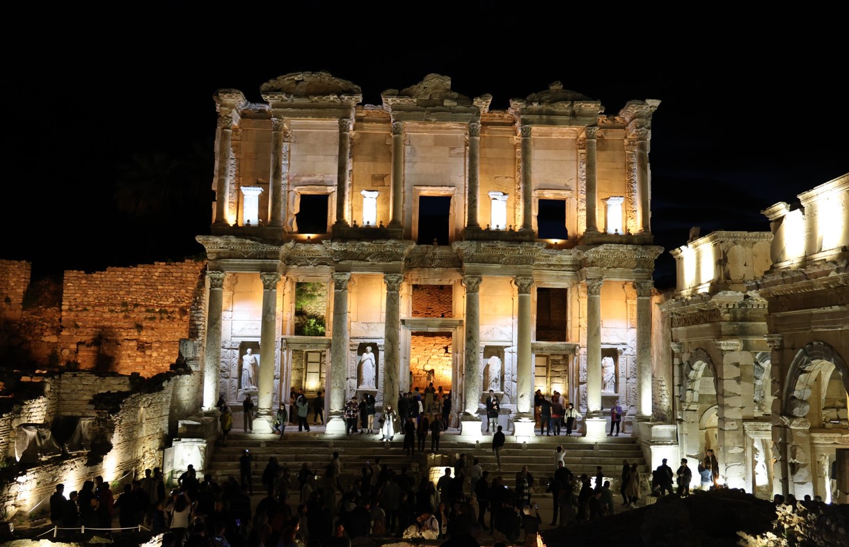 Efes Antik Kenti'nde Gece Müzeciliği tanıtımı büyük ilgi gördü