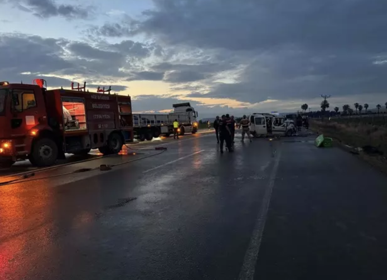 Hatay'da feci kaza: 2 otomobil çarpıştı 5 kişi öldü