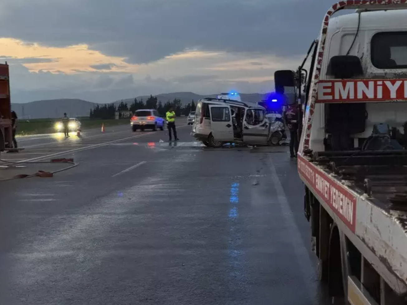 Hatay'da feci kaza: 2 otomobil çarpıştı 5 kişi öldü