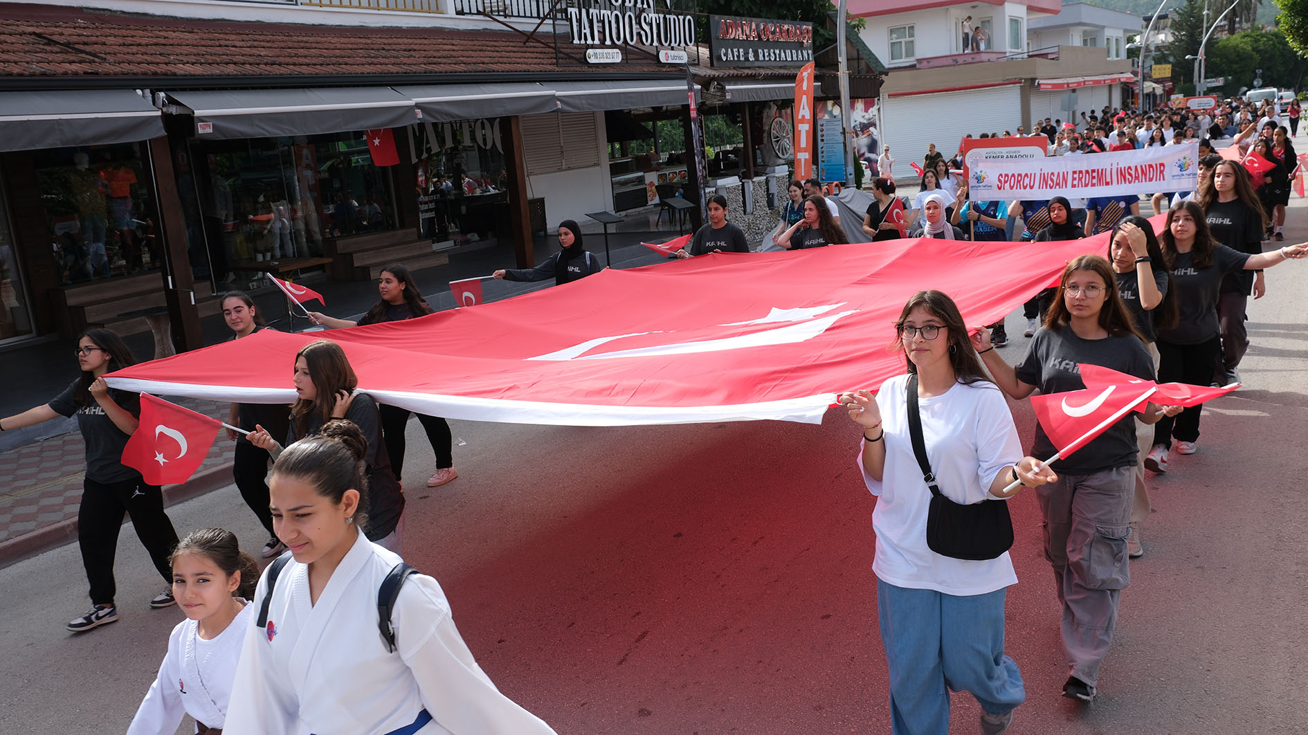 Kemer'de 19 Mayıs coşkusu gençlik ve spor bayramı kutlamaları yapıldı