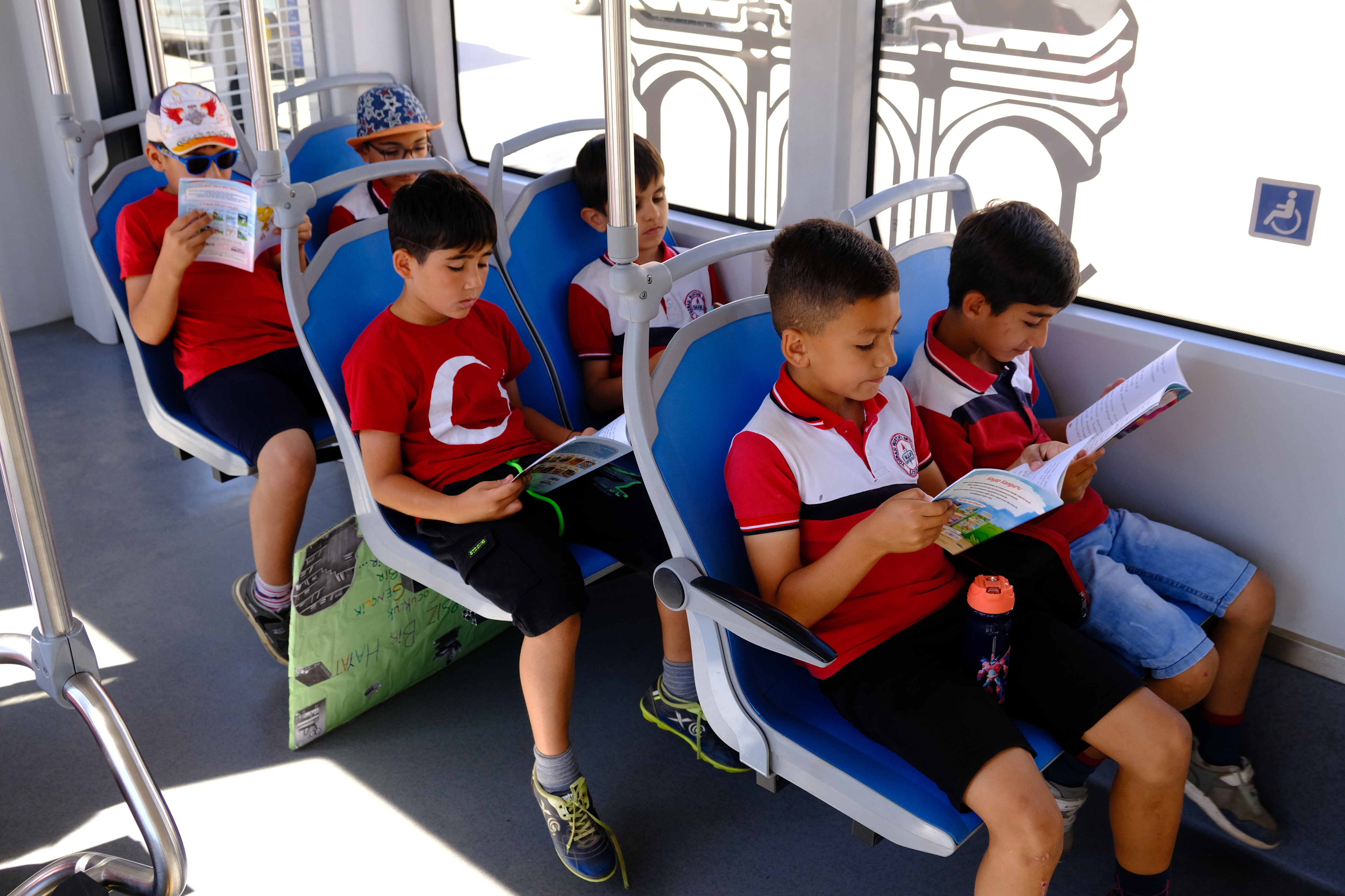 Antalya'da öğrenciler Antray'da kitap okuma etkinliği gerçekleştirdi