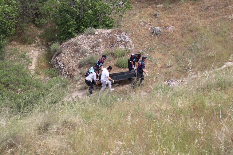 Turistin Cenazesi Düştüğü Uçurumdan Çıkartıldı2 Result