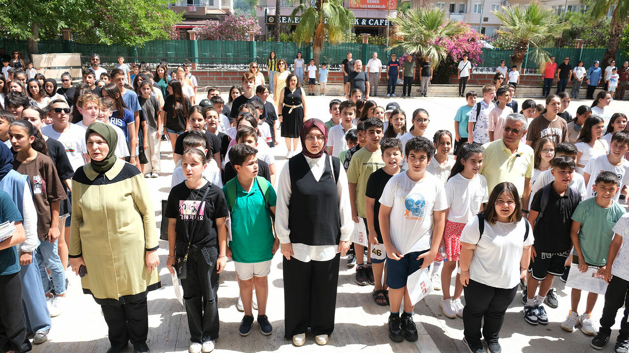 Kemer Belediye Başkanı Topaloğlu karne töreninde öğrencilerle buluştu