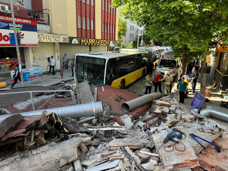 İstanbul'da bina çöktü: Enkaz altında kalanlar var