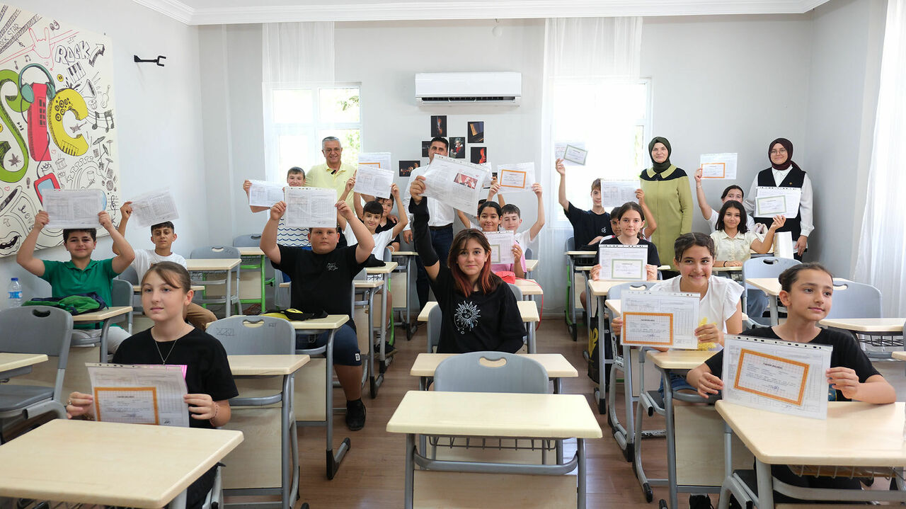 Kemer Belediye Başkanı Topaloğlu karne töreninde öğrencilerle buluştu