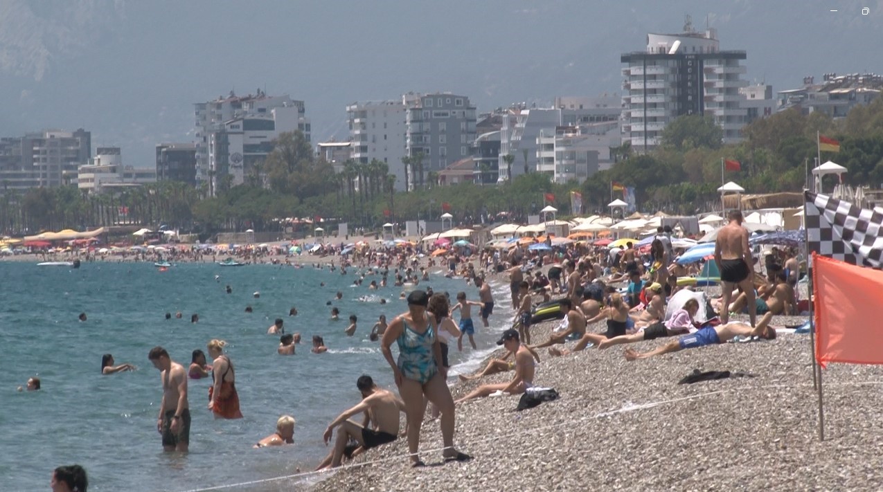 Antalya'da hava ısınıyor: Dünyaca ünlü Konyaaltı Sahili turist akınına uğradı