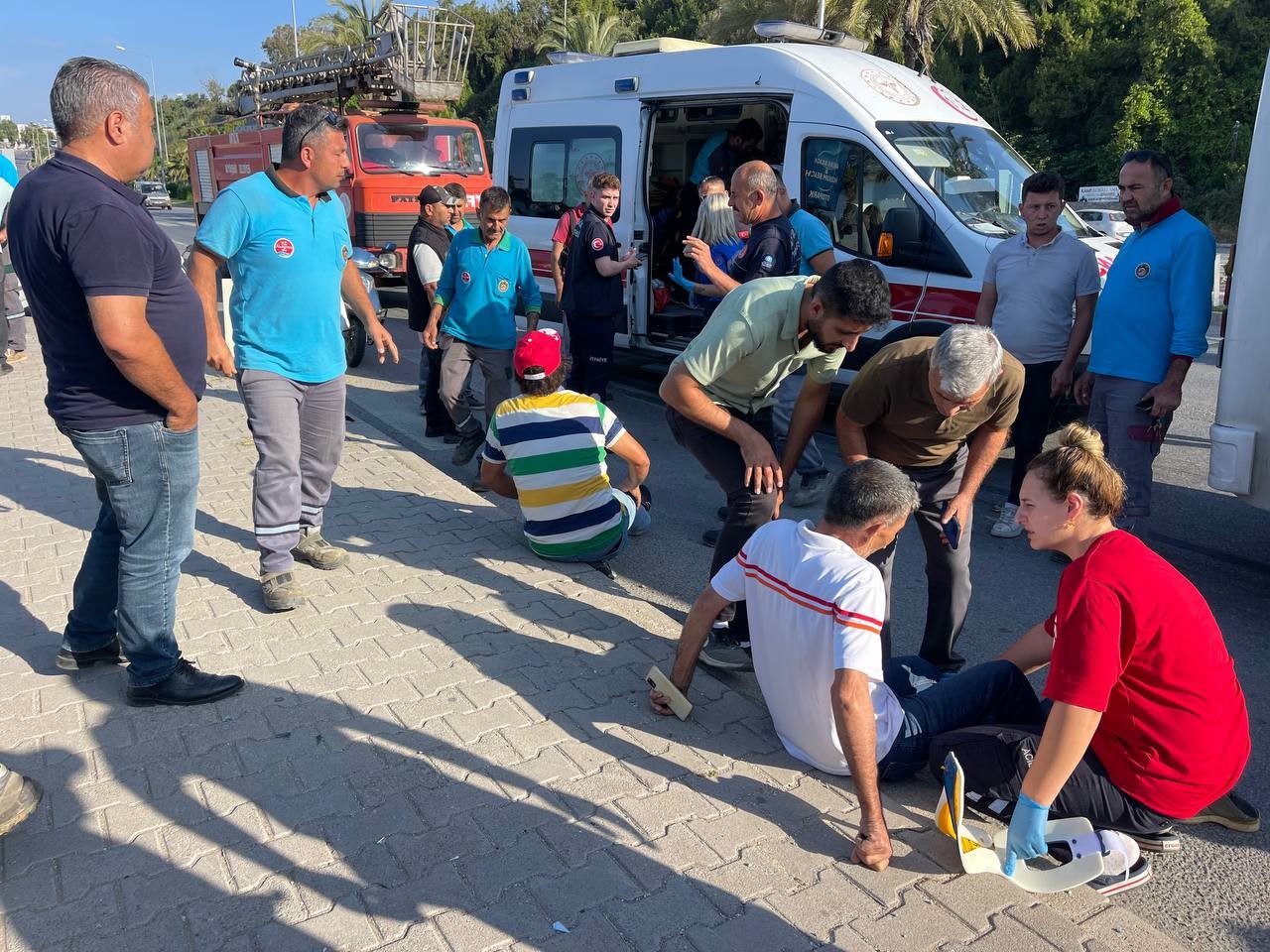 Antalya'da Belediye ve Otel Araçları Çarpıştı: 6 Kişi Yaralandı
