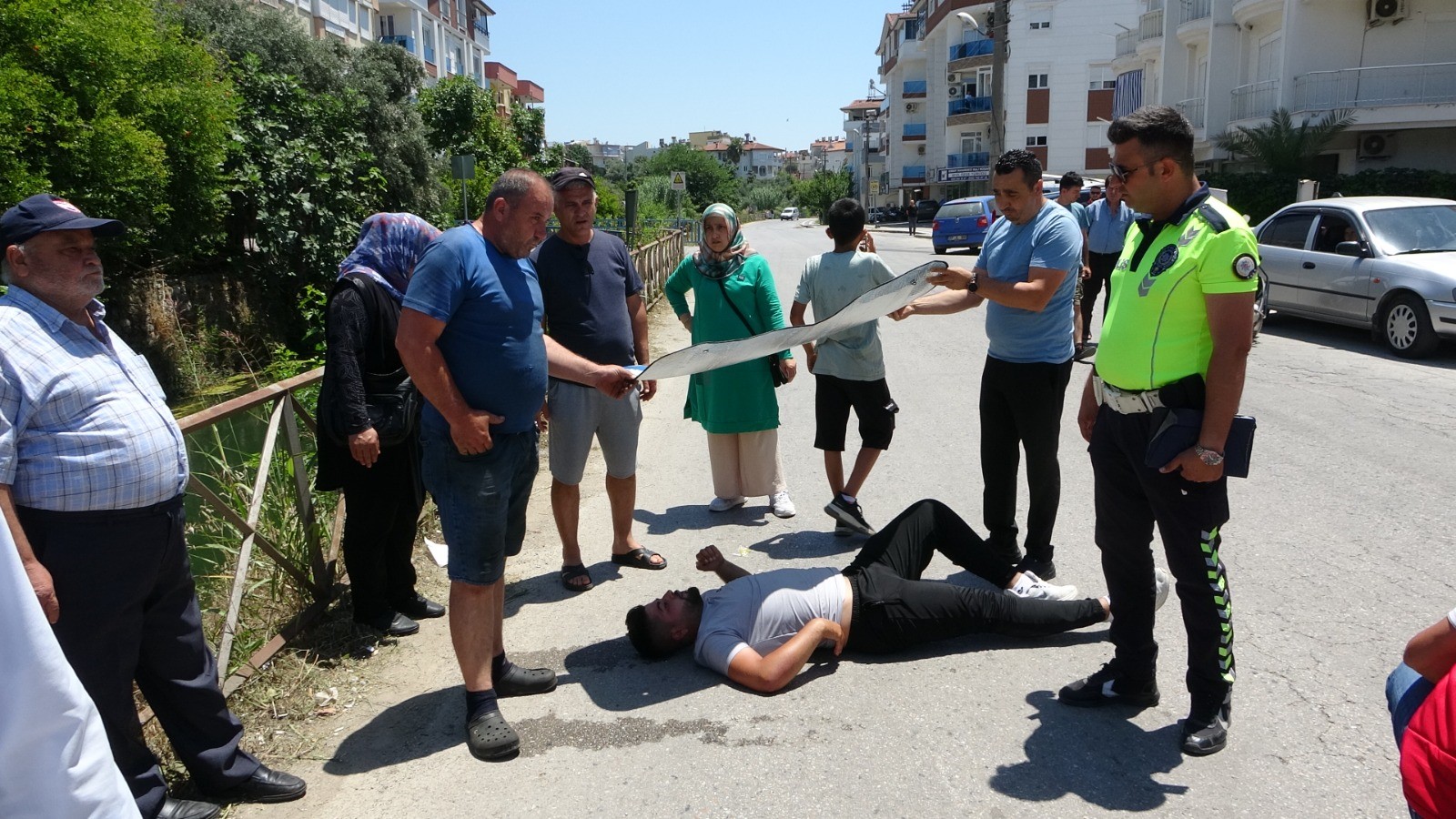 Manavgat'ta motosiklet yayaya çarptı: Yaralıları güneşten böyle korudular