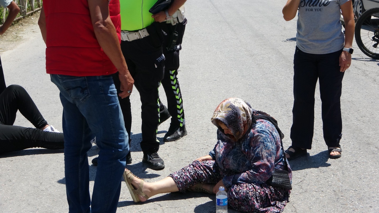 Manavgat'ta motosiklet yayaya çarptı: Yaralıları güneşten böyle korudular