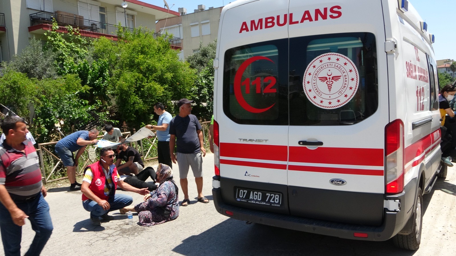 Manavgat'ta motosiklet yayaya çarptı: Yaralıları güneşten böyle korudular