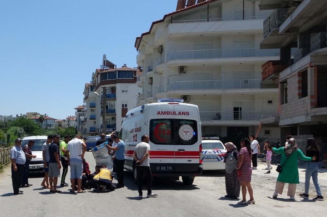 Manavgat'ta motosiklet yayaya çarptı: Yaralıları güneşten böyle korudular