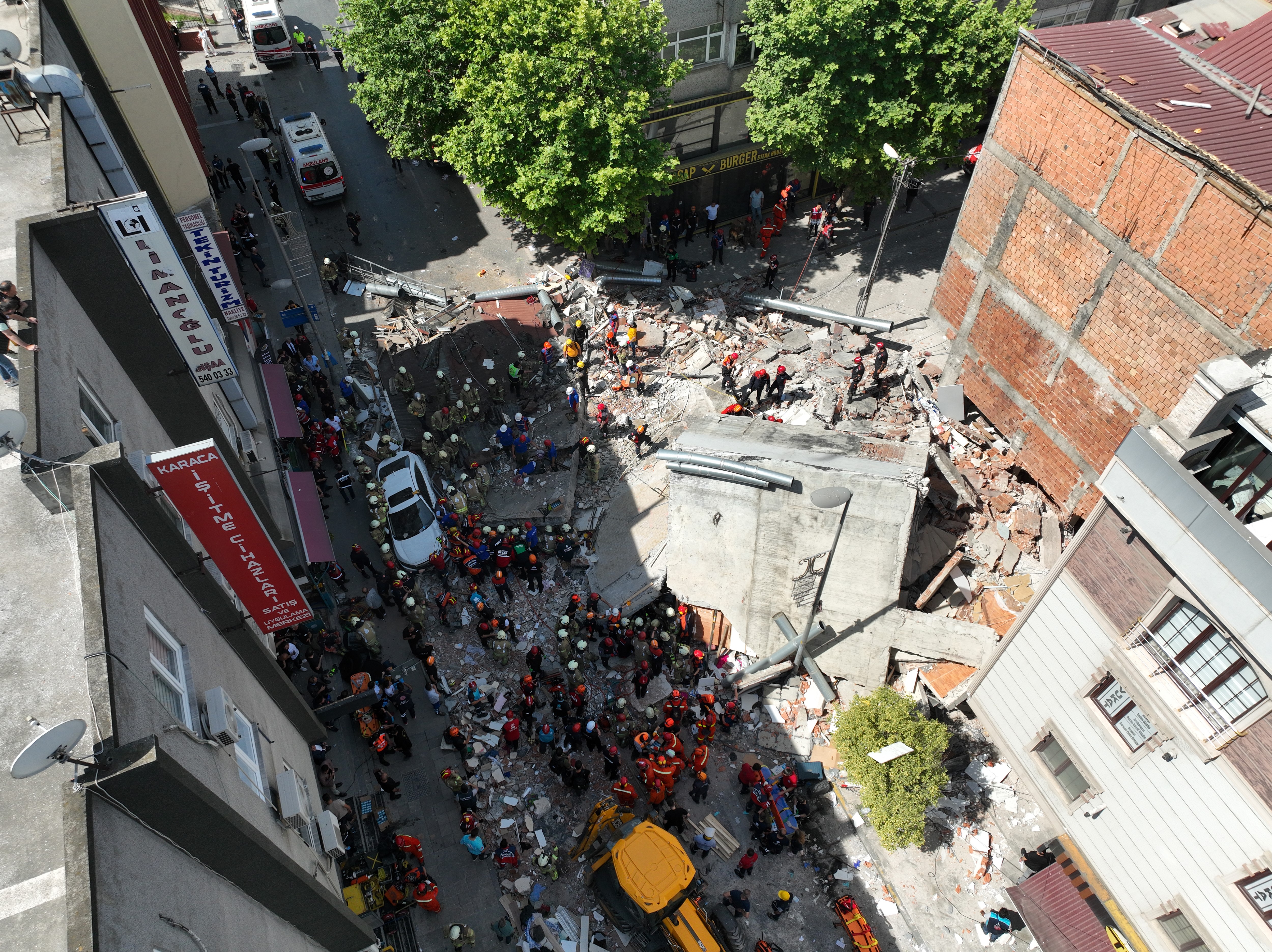 İstanbul'da bina çöktü: Enkaz altında kalanlar var