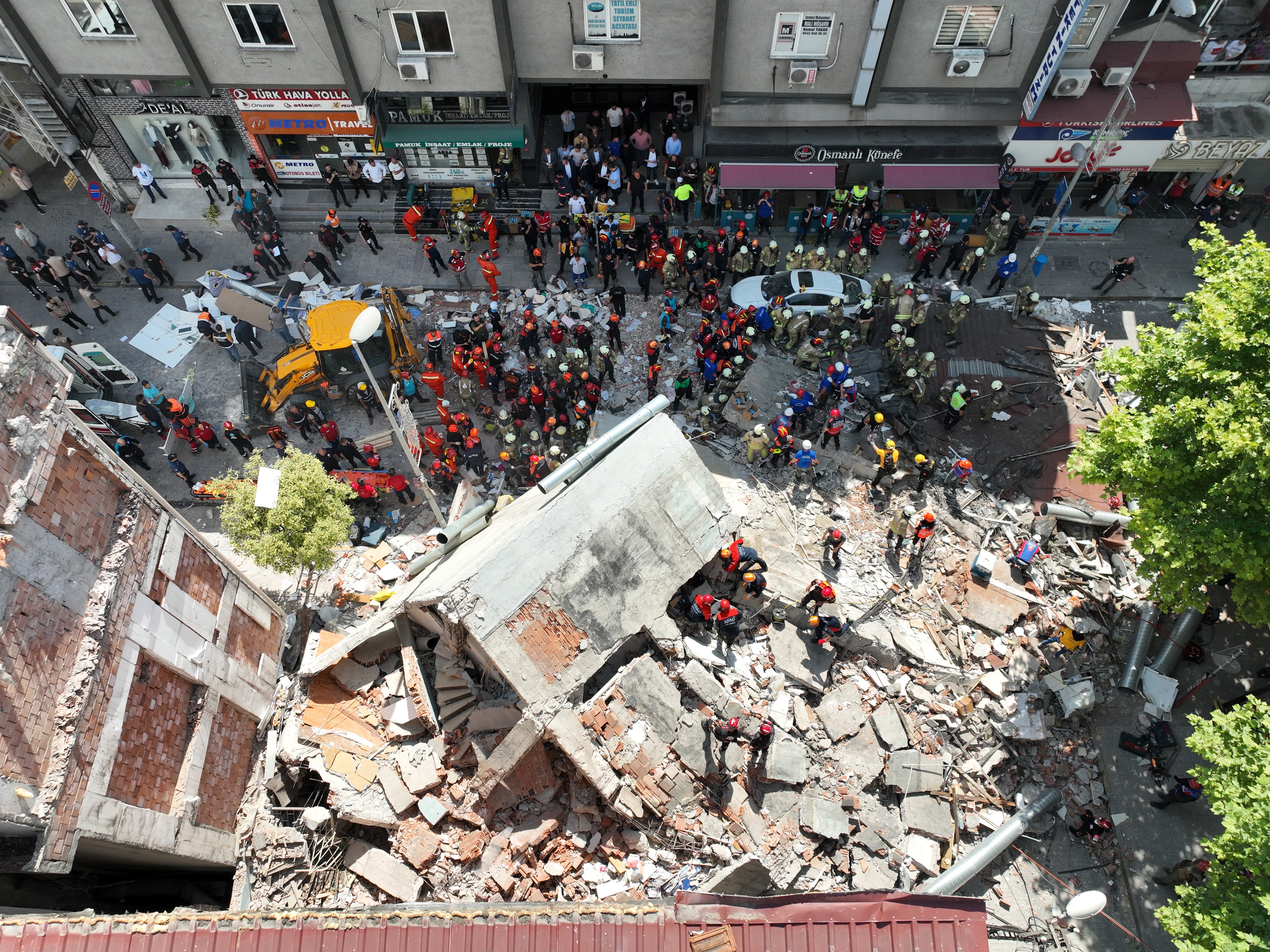 İstanbul'da bina çöktü: Enkaz altında kalanlar var