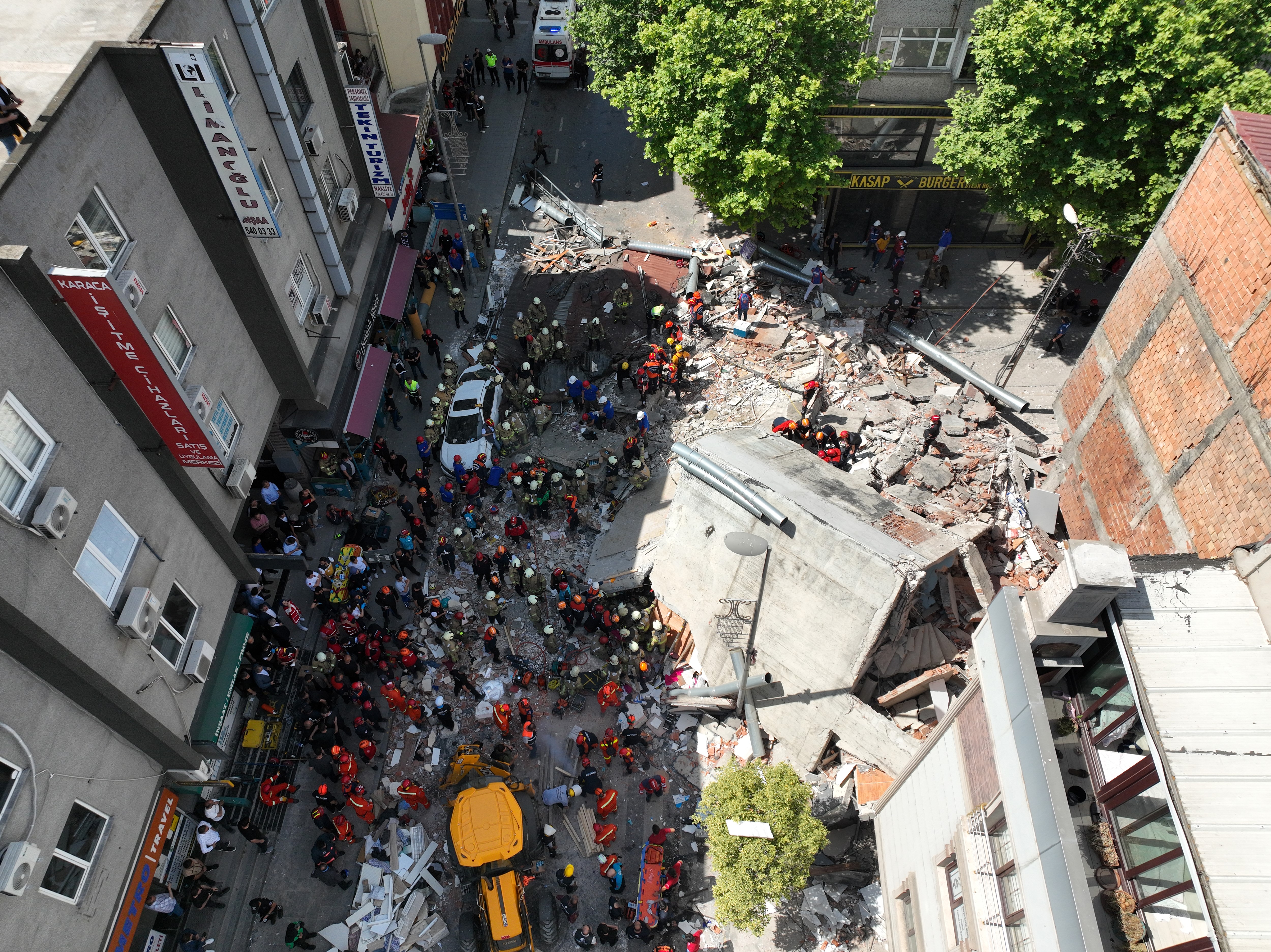 İstanbul'da bina çöktü: Enkaz altında kalanlar var