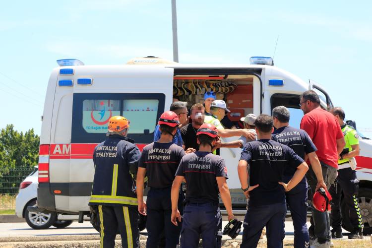Antalya'da trafik kazası: Baba oğlunun yaralandığını görünce fenalık geçirdi!