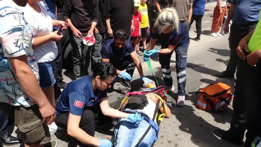 Antalya'da midibüs yaşlı adama çarptı