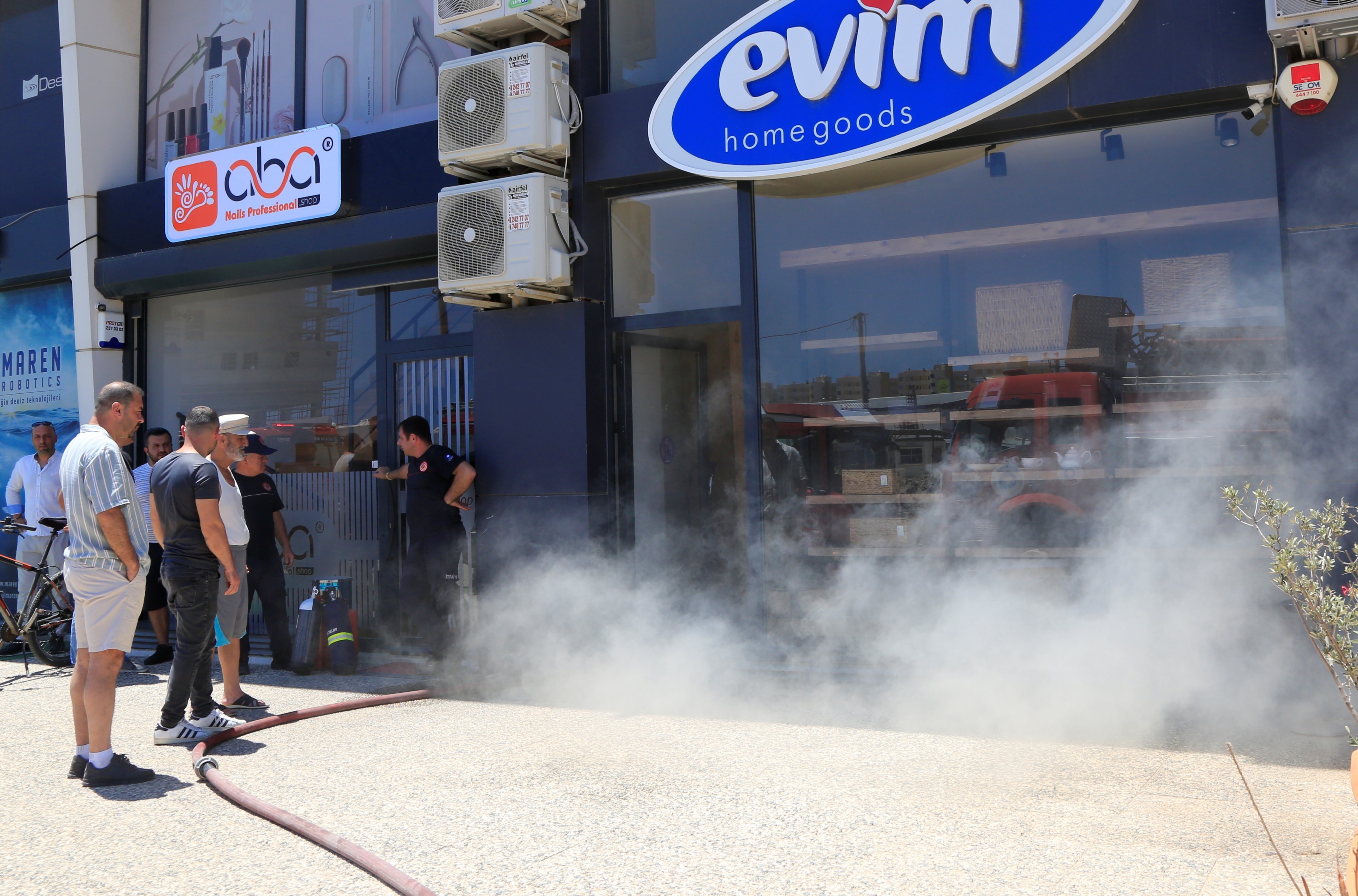 Antalya'da yangın! İş yerinin yanışını çaresizce izledi