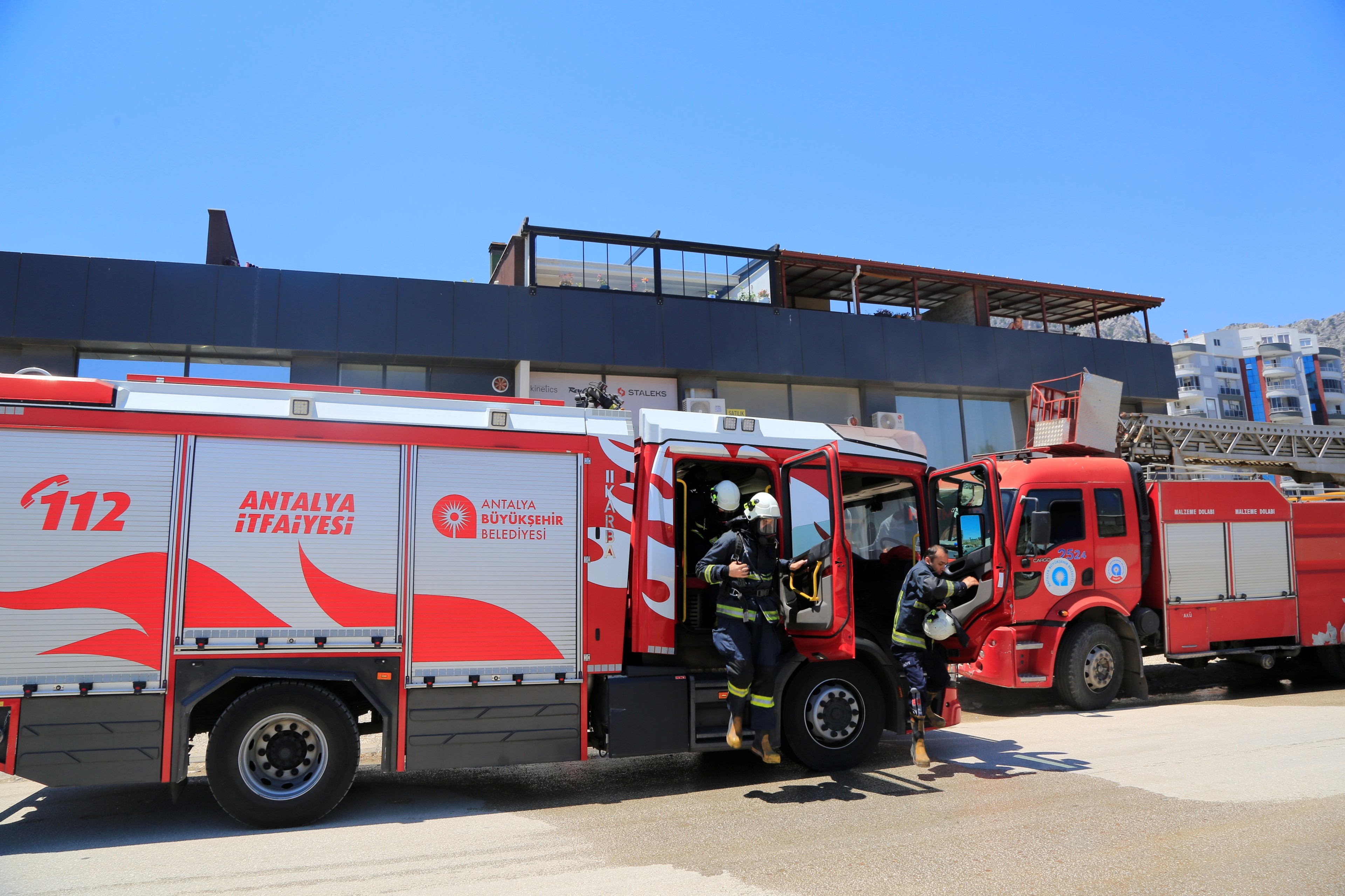 Antalya'da yangın! İş yerinin yanışını çaresizce izledi