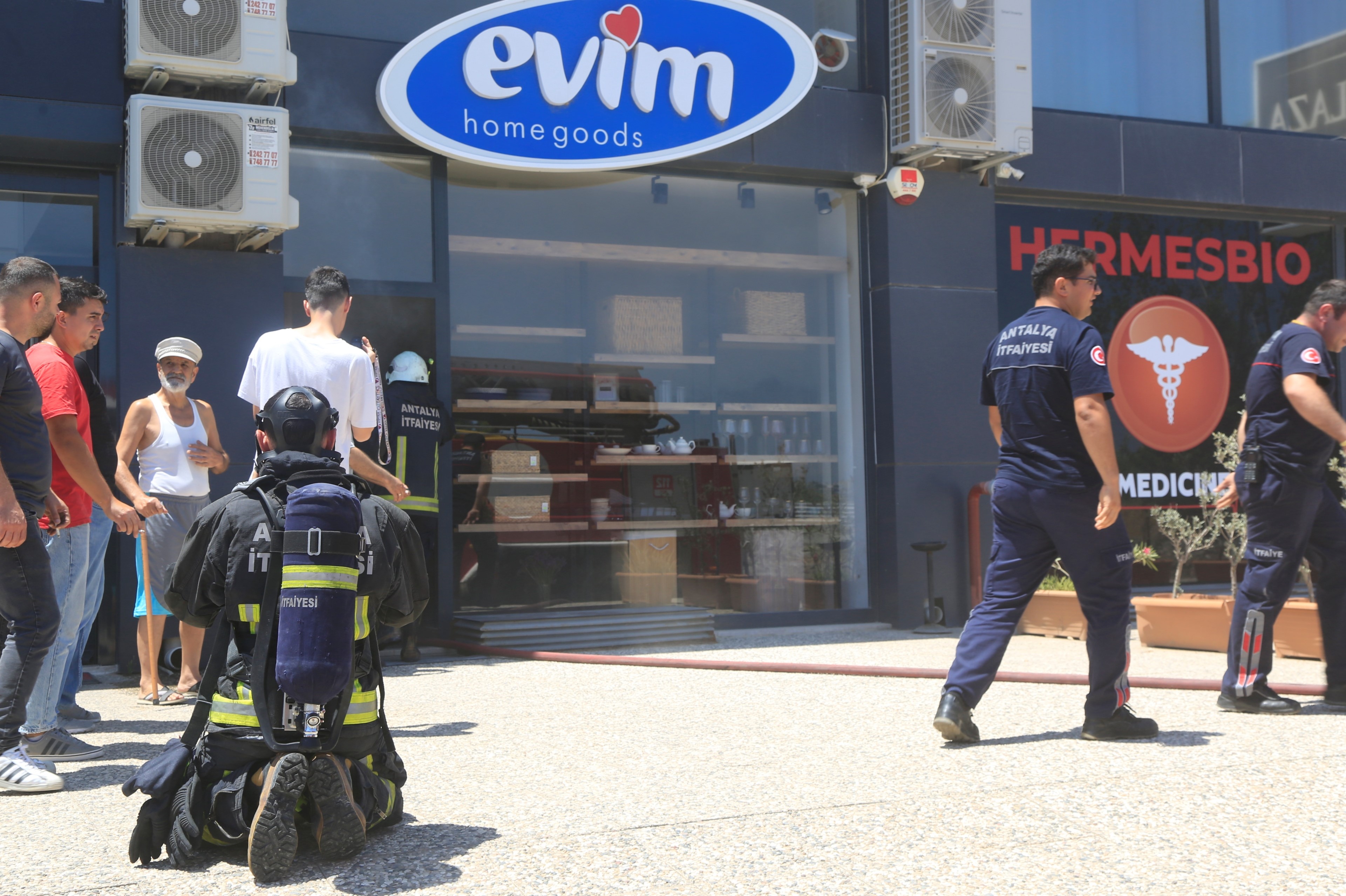 Antalya'da yangın! İş yerinin yanışını çaresizce izledi