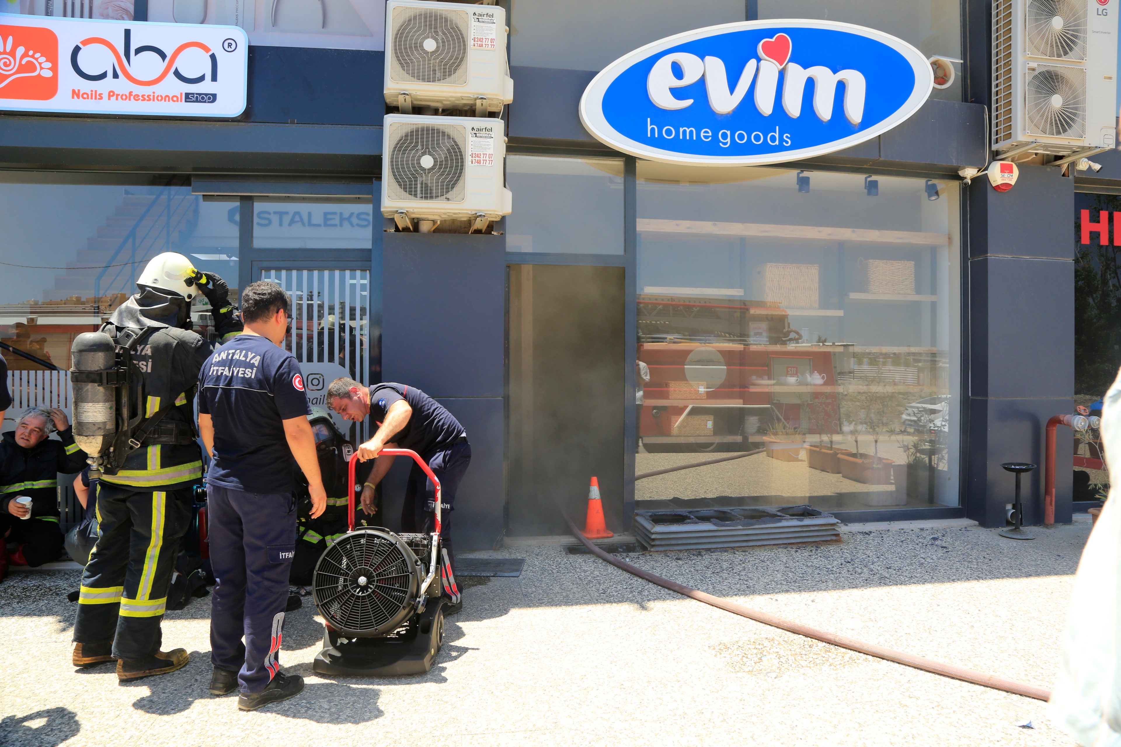 Antalya'da yangın! İş yerinin yanışını çaresizce izledi