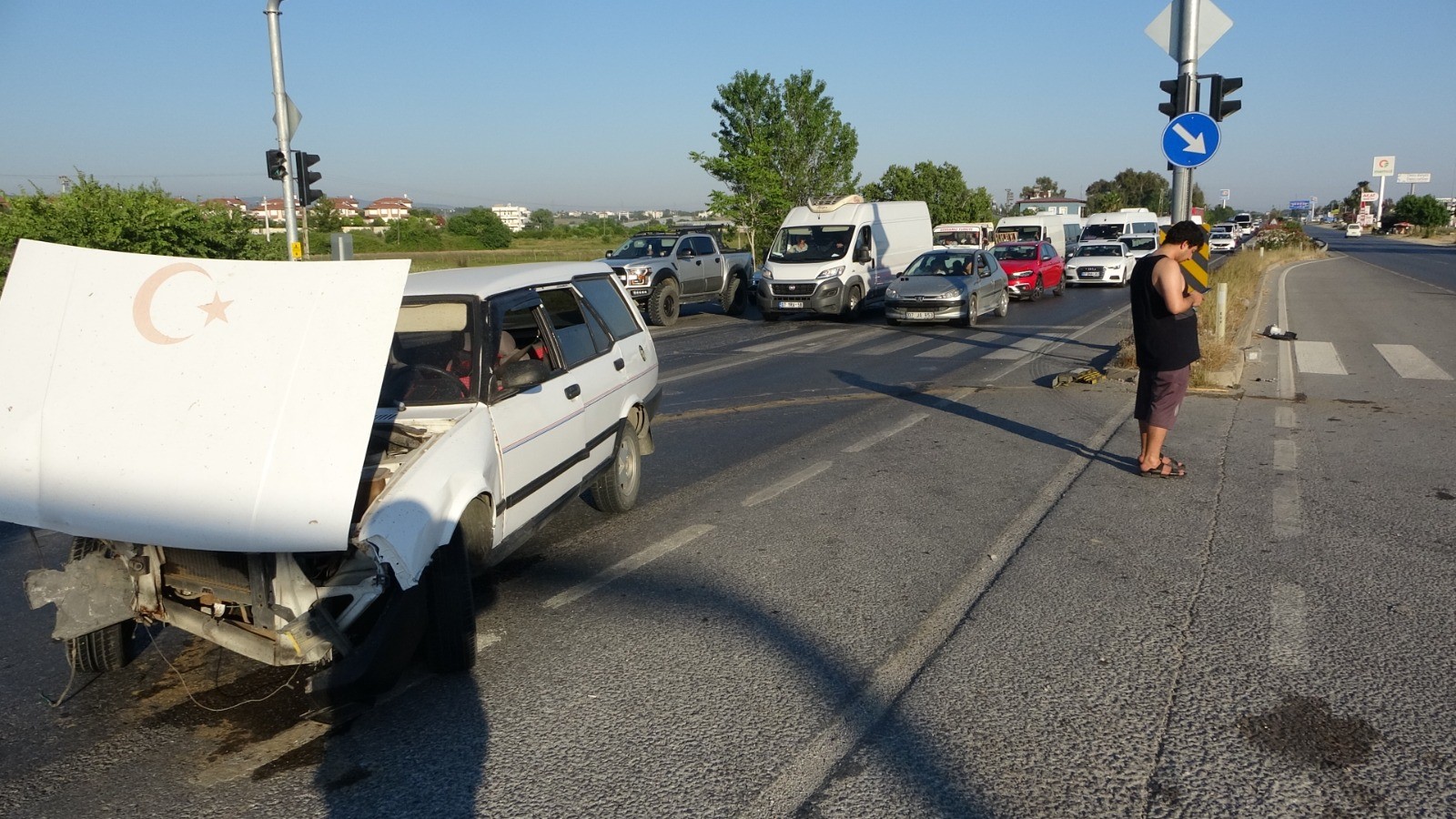 Manavgat'ta kavşakta araçlar kafa kafaya çarpıştı