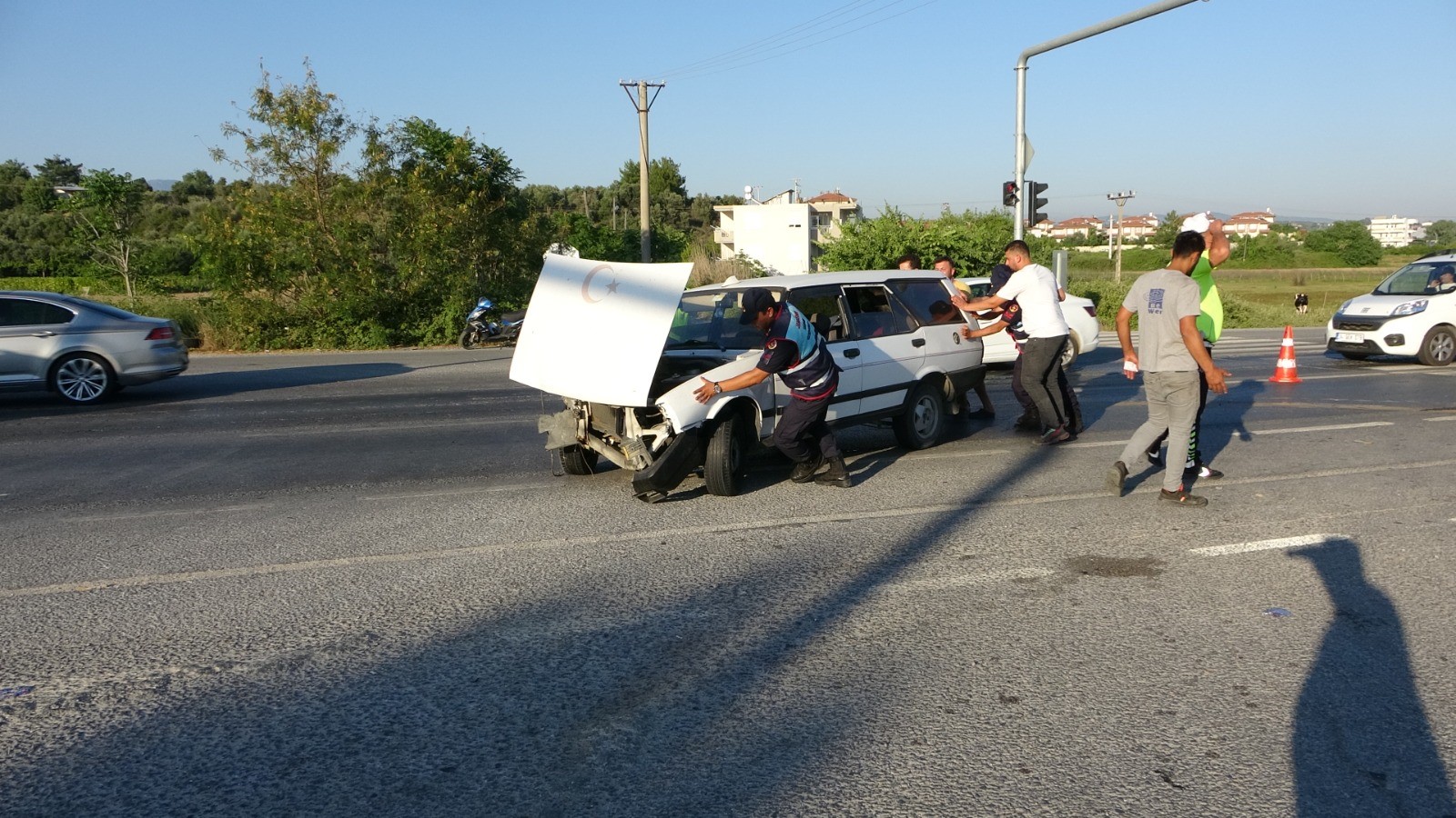 Manavgat'ta kavşakta araçlar kafa kafaya çarpıştı