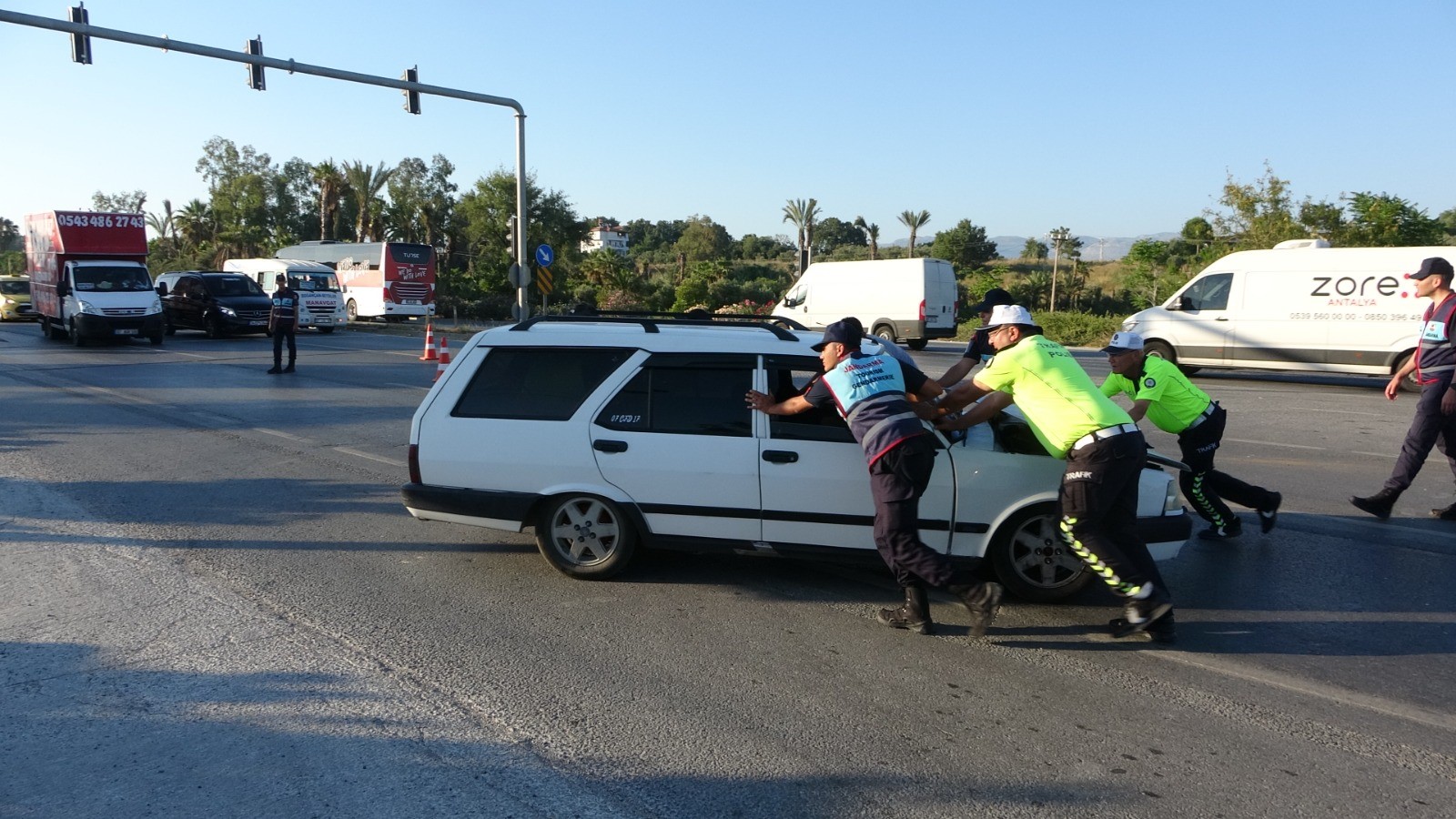 Manavgat'ta kavşakta araçlar kafa kafaya çarpıştı