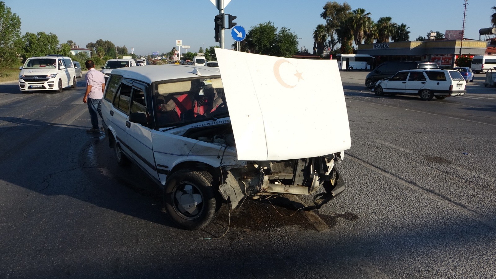 Manavgat'ta kavşakta araçlar kafa kafaya çarpıştı