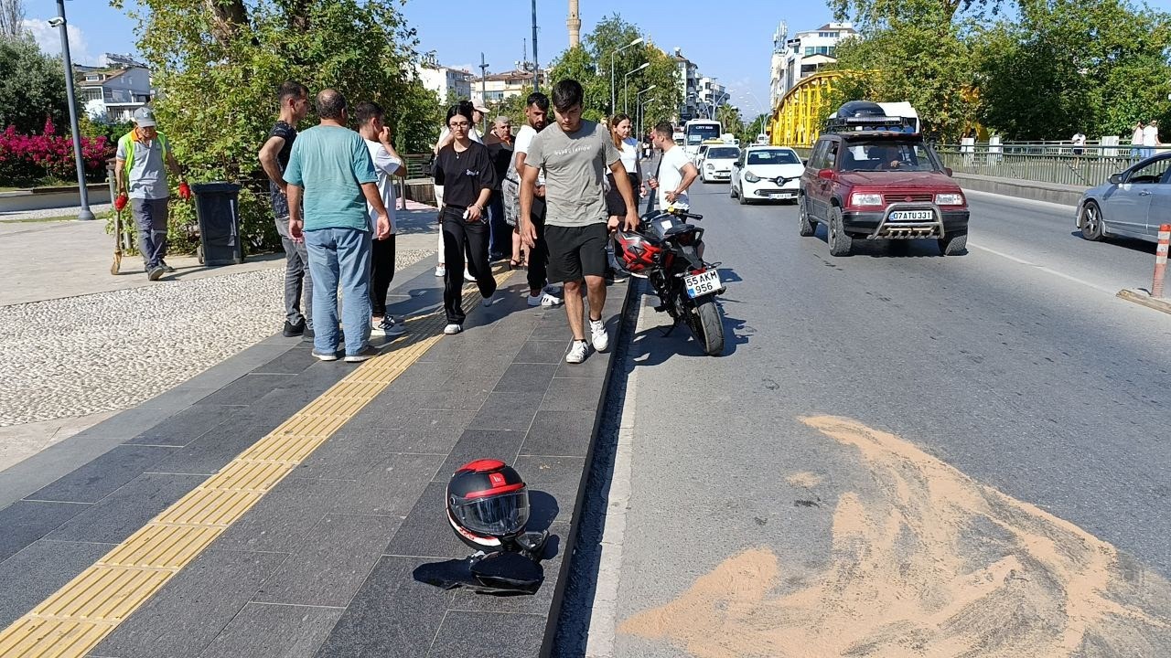 Manavgat'ta motosiklet kazasında yaralanan sürücü gözyaşlarına boğuldu