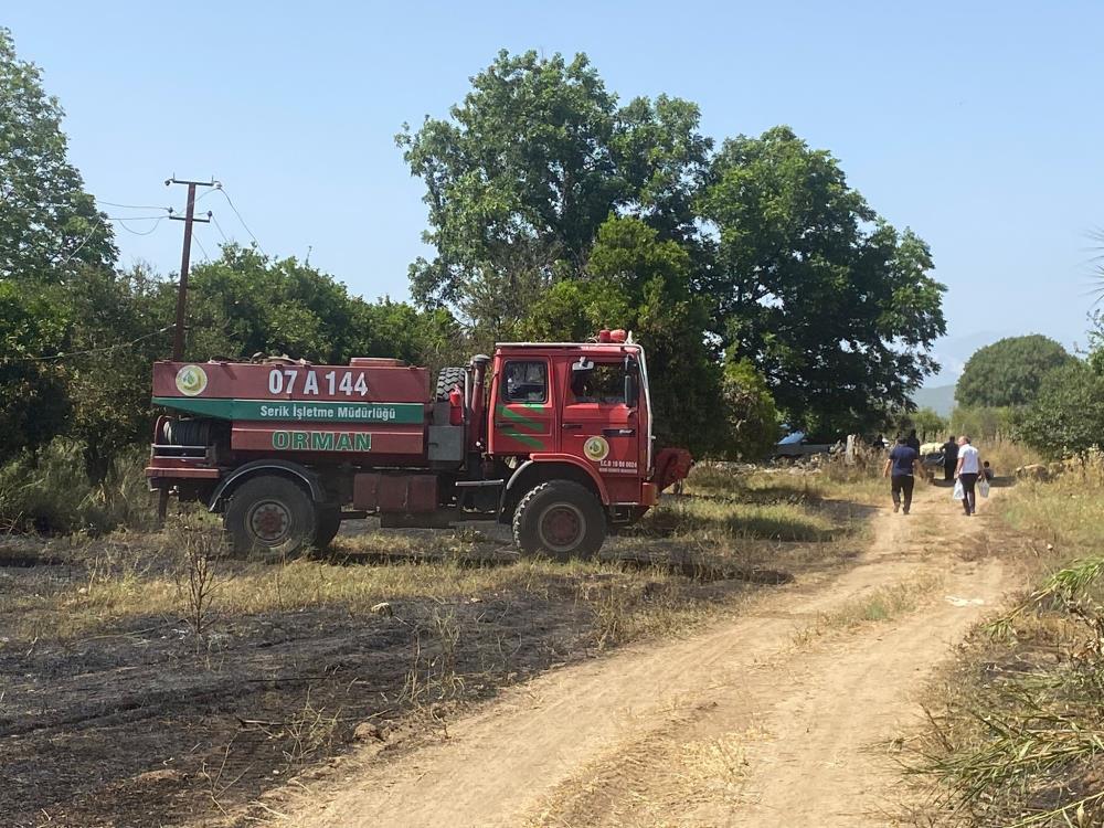 Serik’te saman yüklü kamyonette çıkan yangın tarım alanlarına zarar verdi