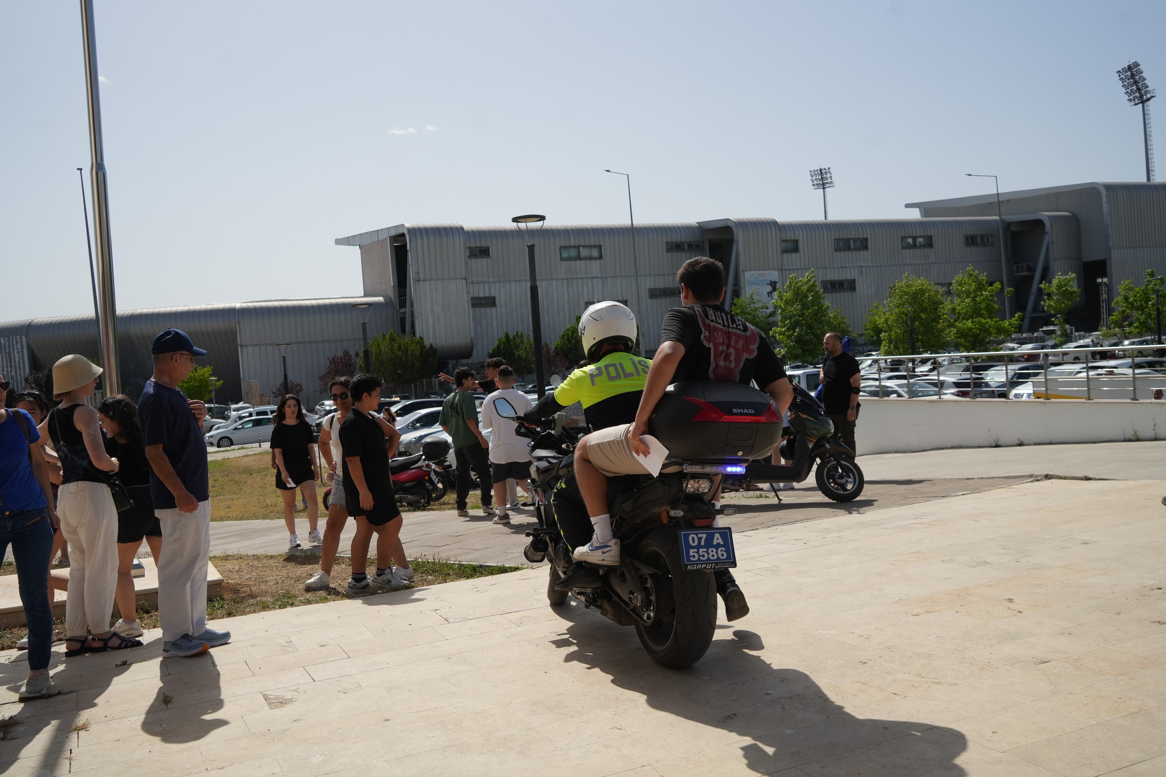 Antalya'da trafik polisiyle dakikalar kala sınava yetiştiler!