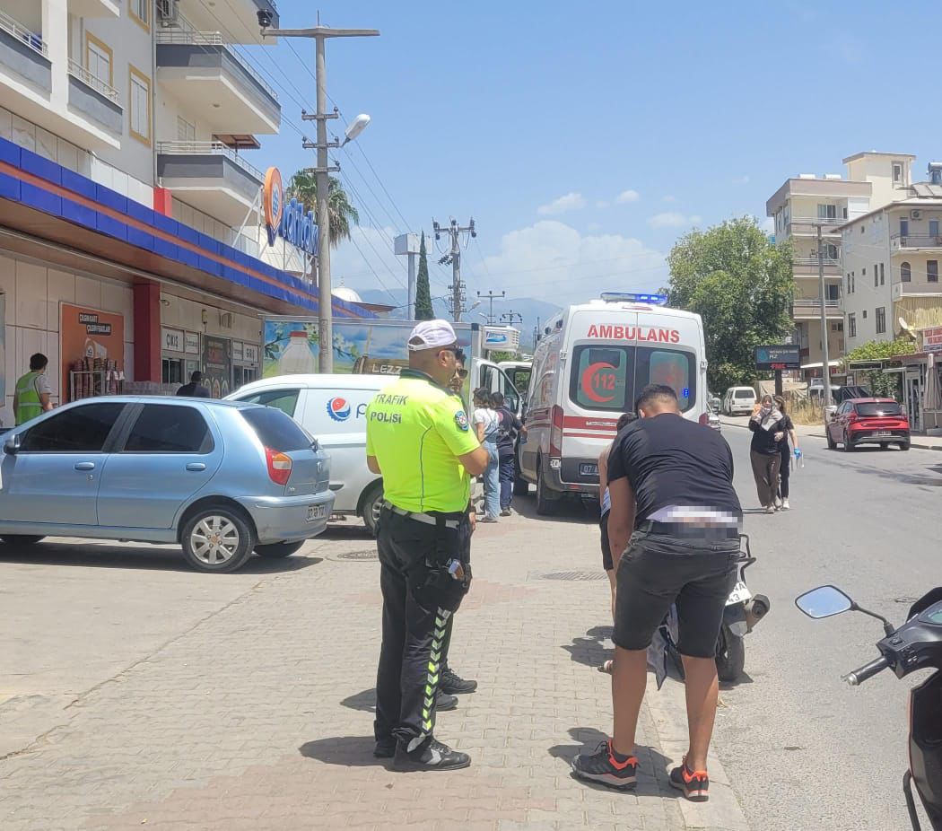 Antalya'da motosikletle bisiklet çarpıştı