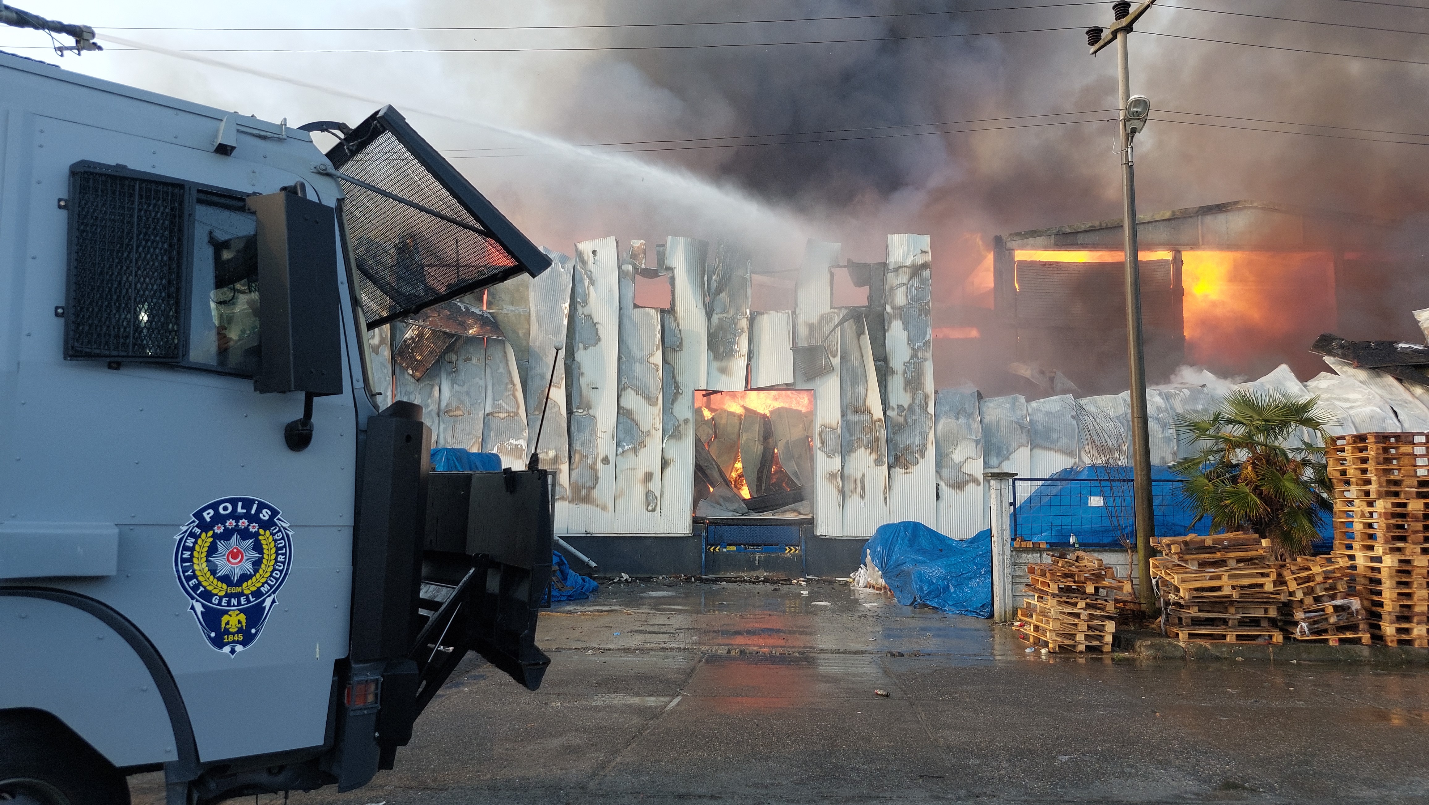 Samsun'da bir fabrika alev alev yanıyor