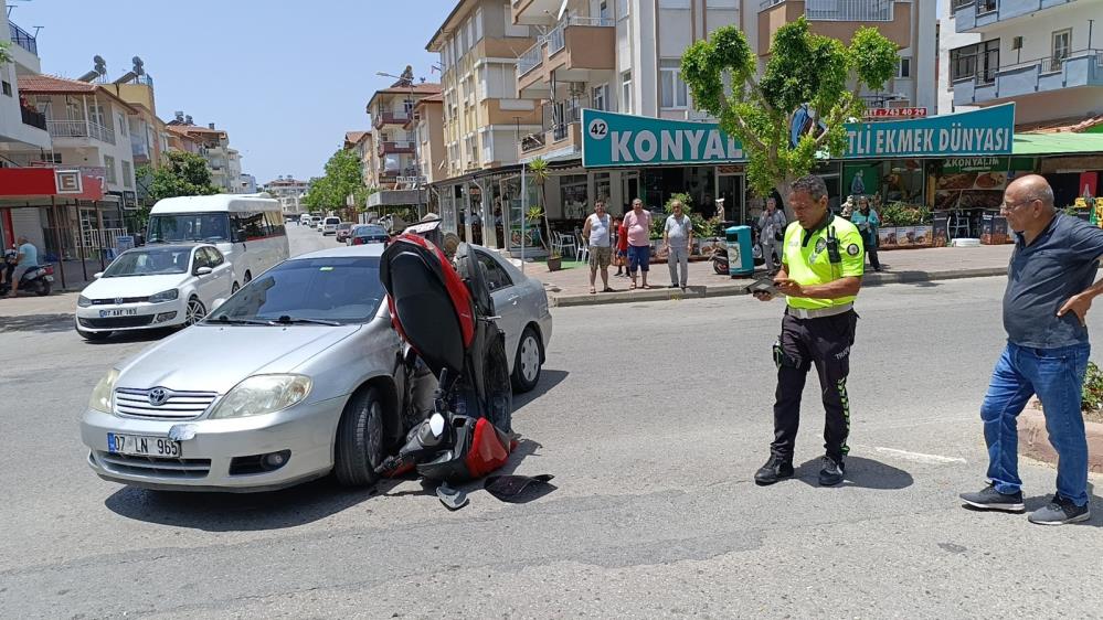 Manavgat'ta U dönüşü yapan araca çarpan motosikletteki 2 kişi yaralandı