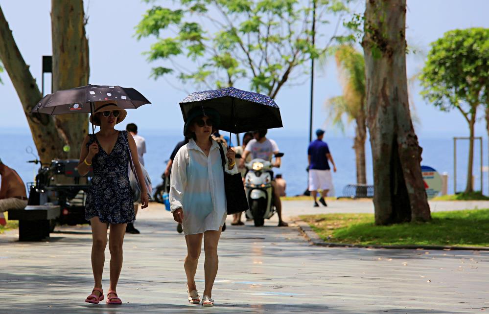 Antalya'da sıcaklık 40 dereceyi aştı! Sıcak çarpmasına dikkat!