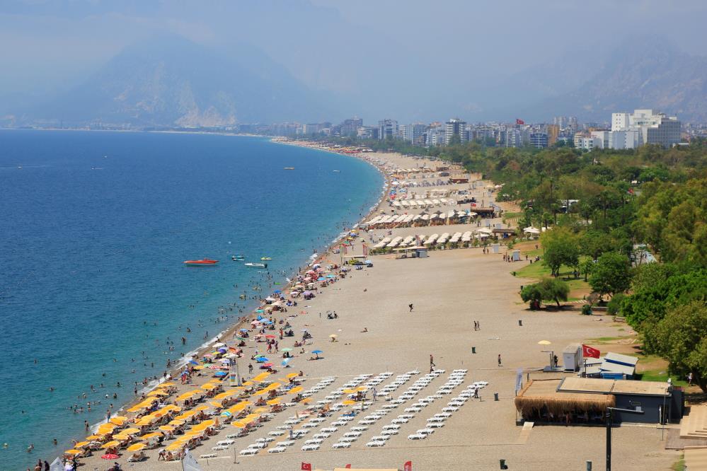 Antalya sahillerinde bayram yoğunluğu azaldı