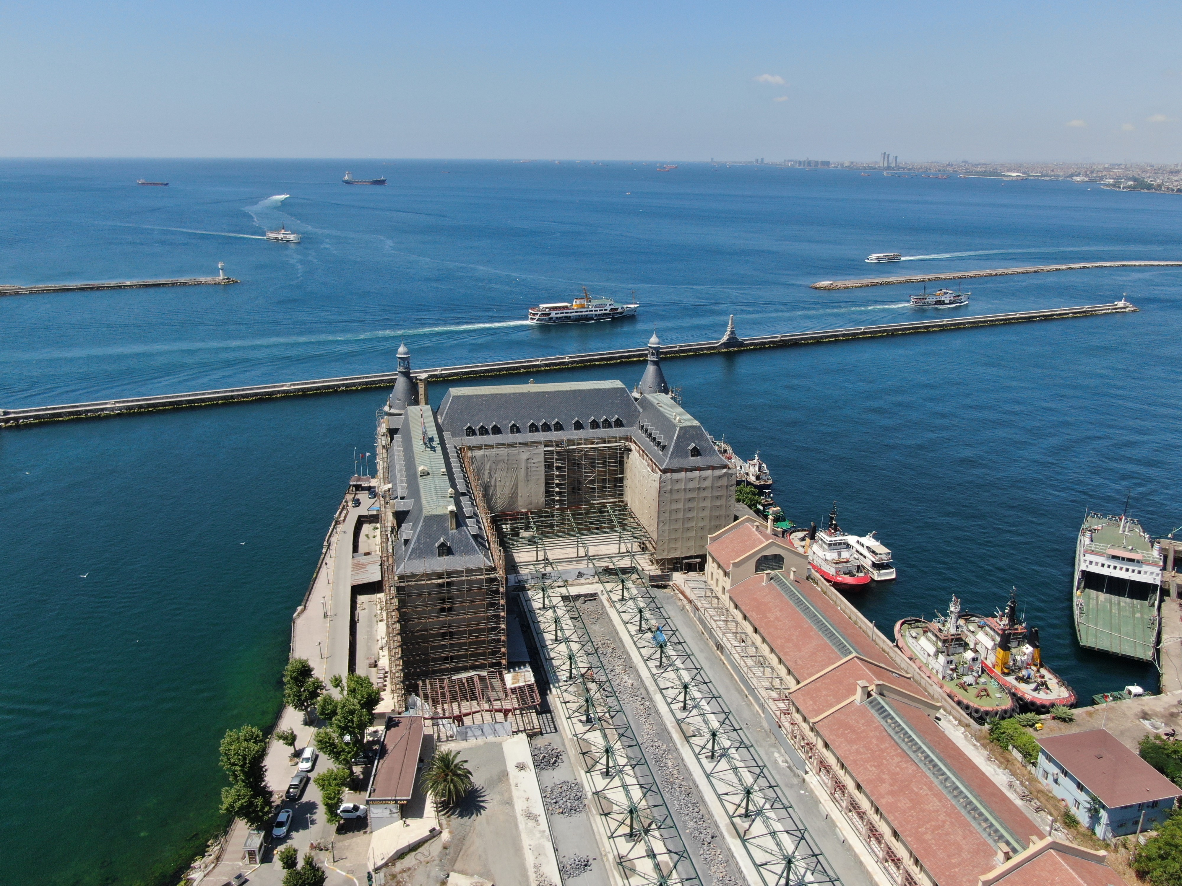 Haydarpaşa Garı'nı saran örtü kaldırıldı