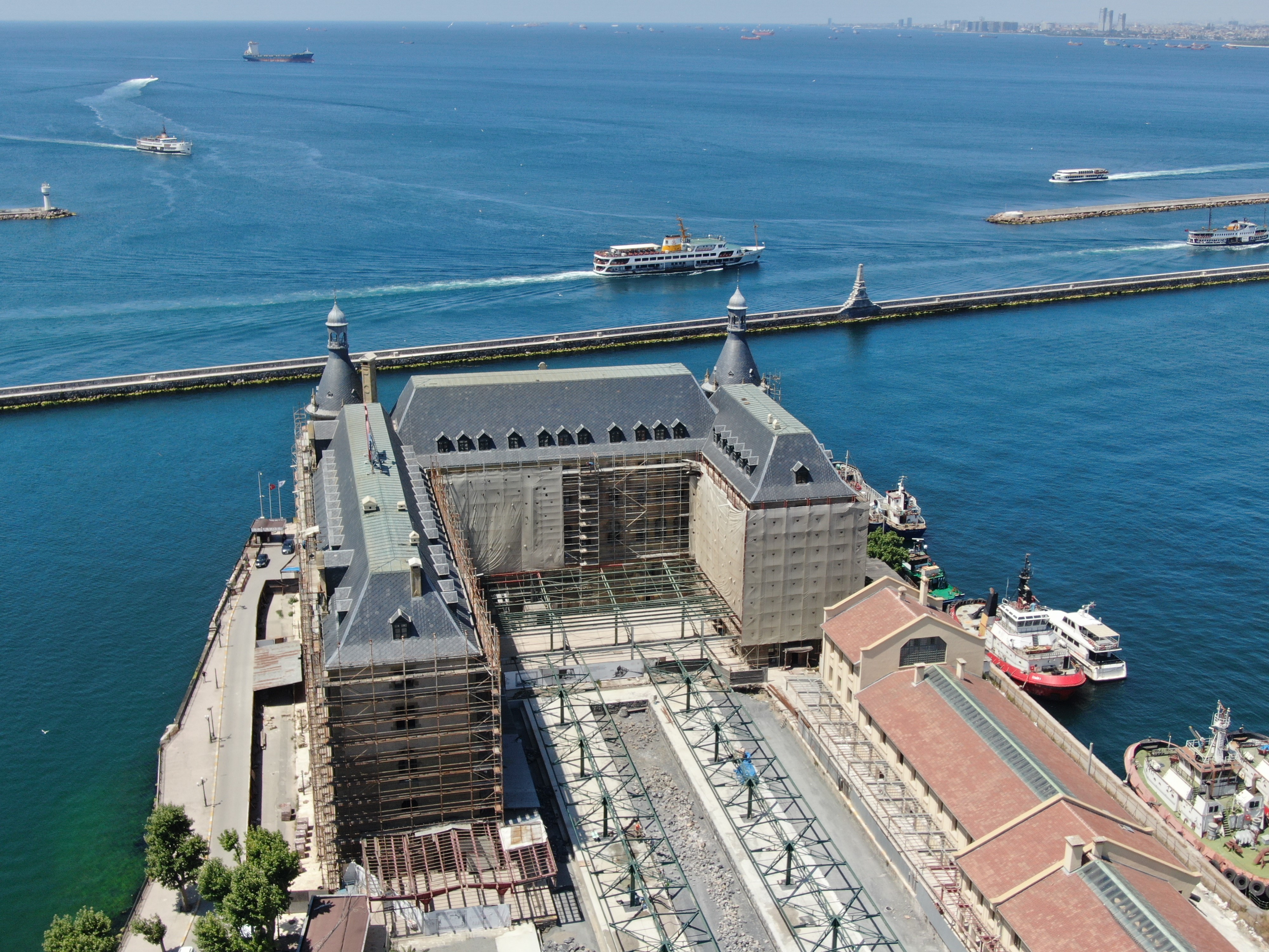 Haydarpaşa Garı'nı saran örtü kaldırıldı