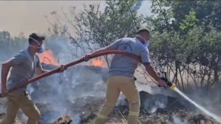 Edirne'de örtü yangını 3 köye sıçradı: Tarlalar ağaçlar ahırlar alev alev yanıyor