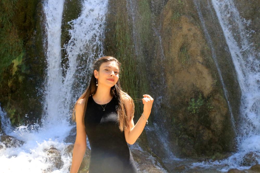 Erzincan Girlevik Şelalesi'ne yazın serinlenmek isteyenler akın ediyor