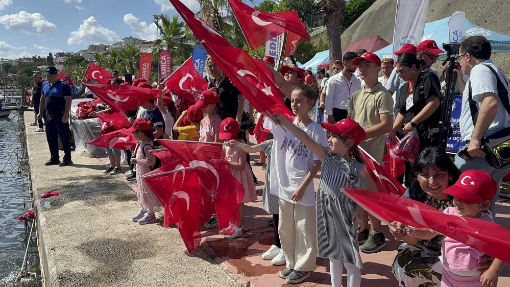 Kocaeli'nde denizde dev Türk açıldı