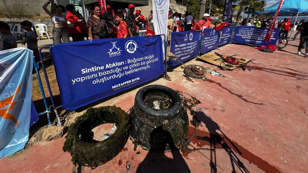 Kocaeli'nde denizde dev Türk açıldı