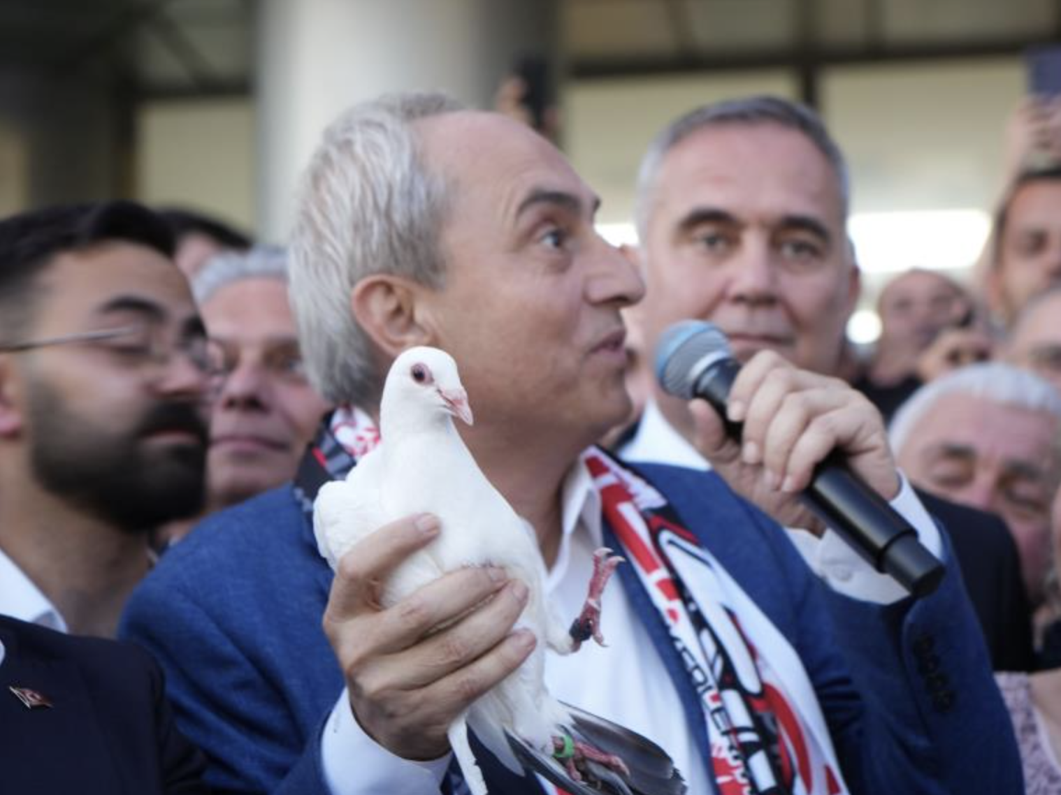 Mesut Kocagöz özgürlüğünü gökyüzüne beyaz güvercin salarak kutladı