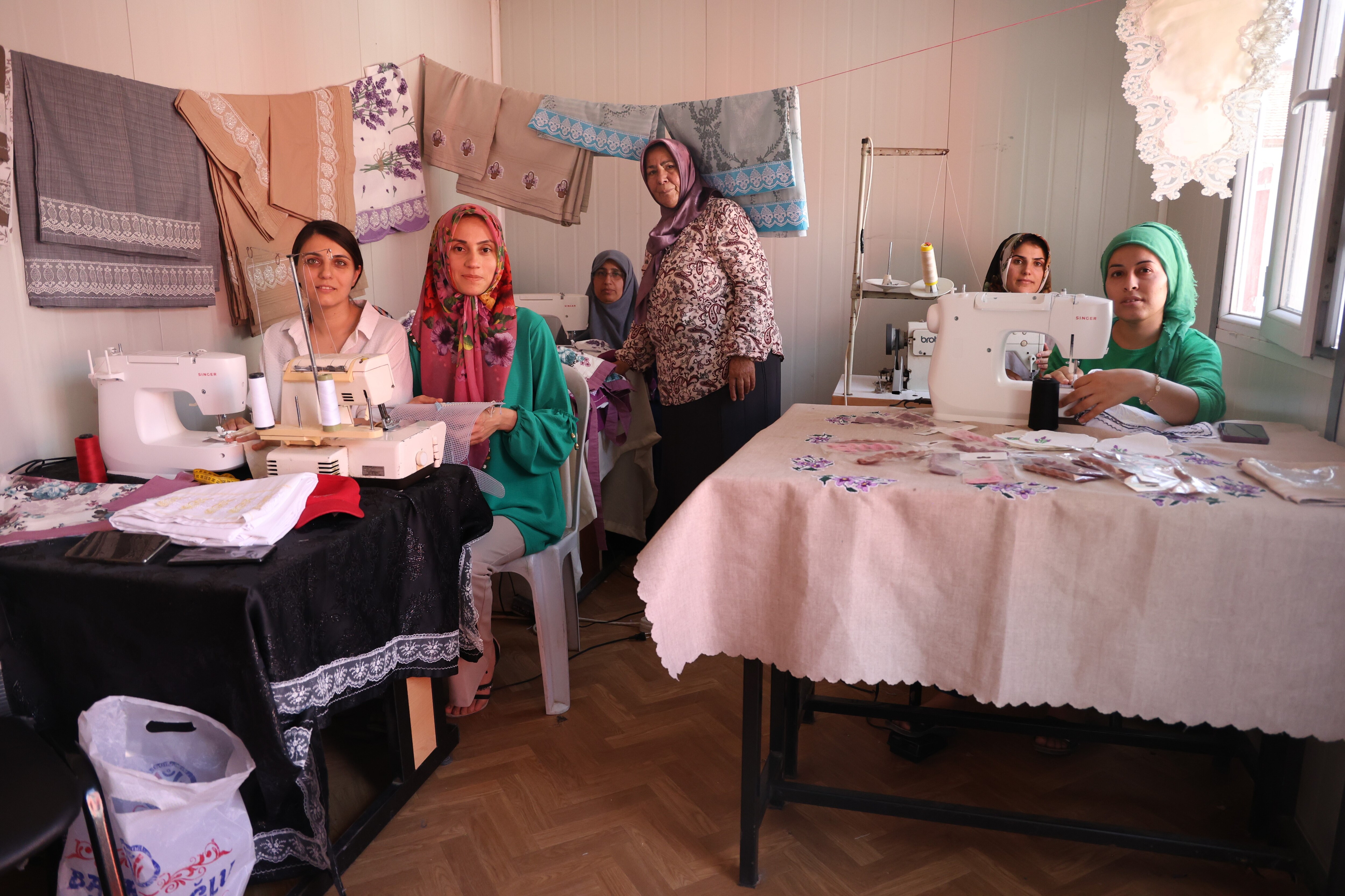 Çeyizlik ürün hazırlayan kadınlar makine başında stres Atıyor