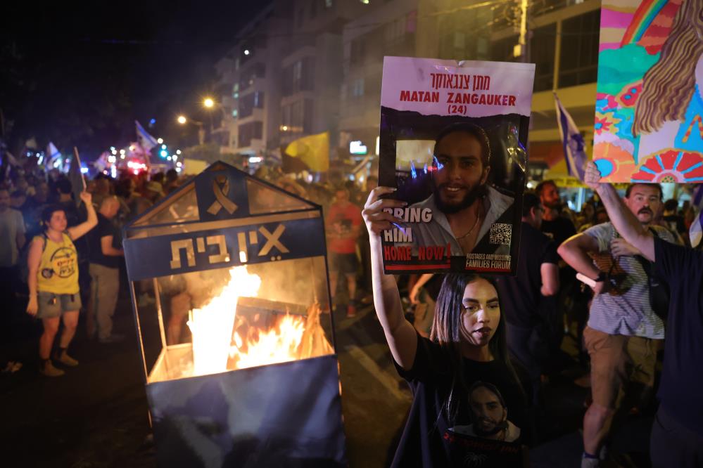 İsrail’de Binlerce Protestocu Erken Seçim Çağrısı Yaptı2