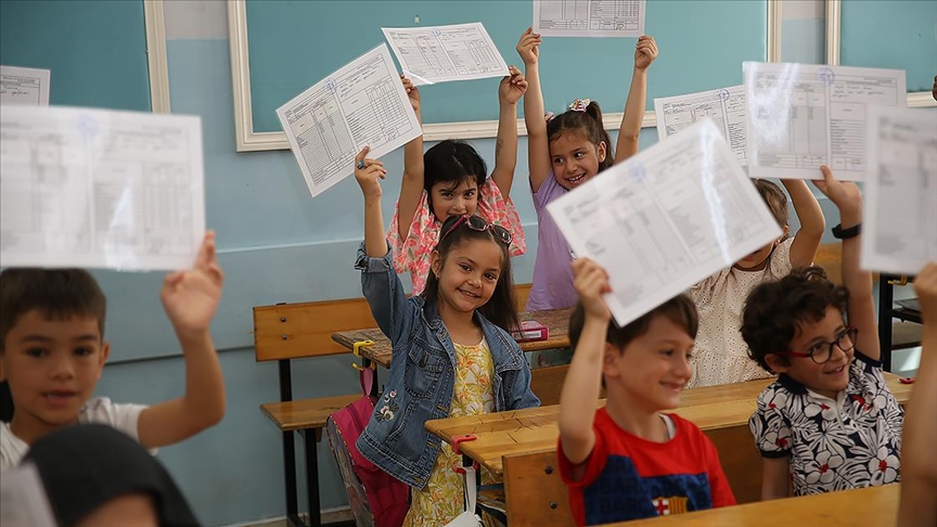 20 milyonu aşkın öğrenci karne alacak! Karneler saat kaçta verilecek?