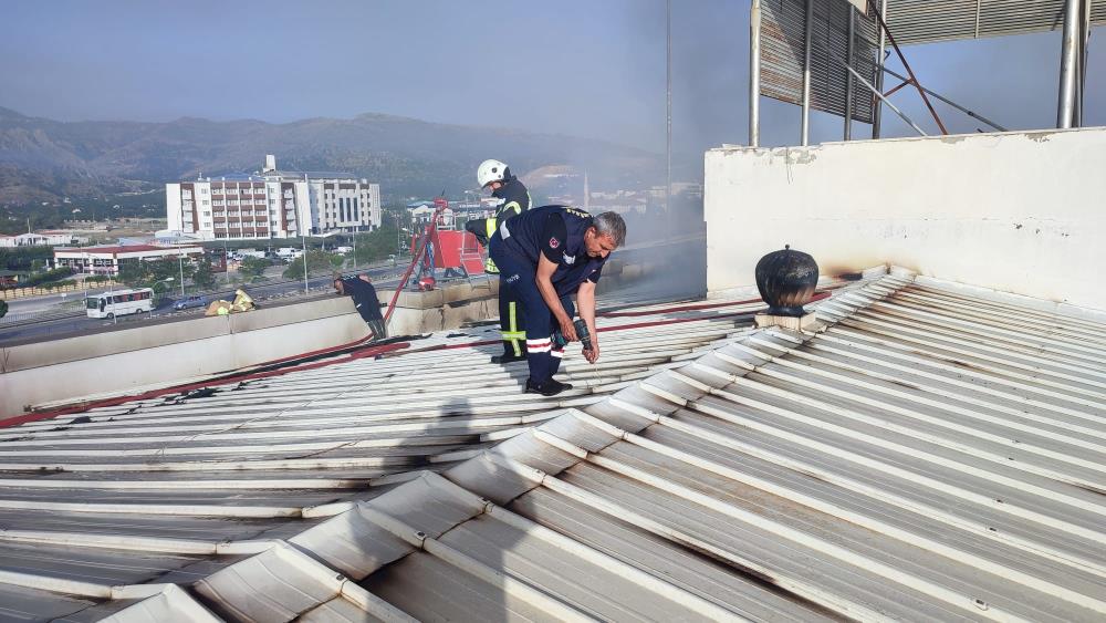 Otelde Çıkan Yangında 6 Kişi Hastanelik Oldu3