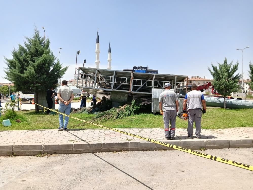 Üzerine Pano Düşerek Yaşamını Yitiren Genç Kız2